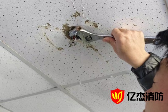 消防噴淋頭漏水了？可以自己更換嗎？